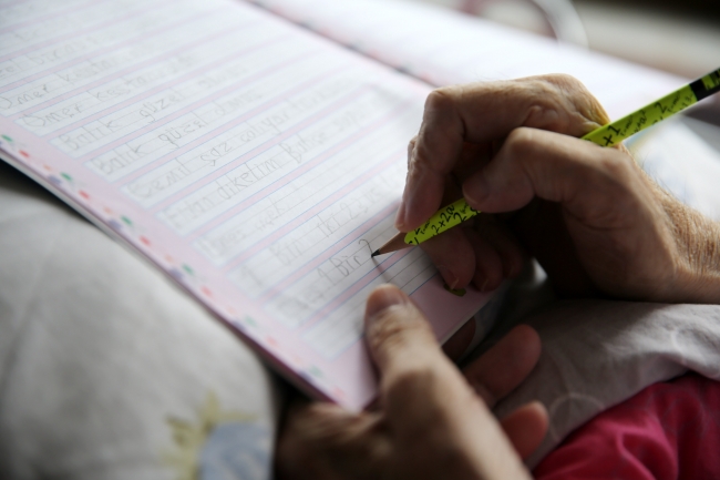 ALS hastası yaşlı kadın yatağında okuma yazma öğrendi